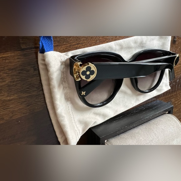 Authentic Louis Vuitton Oversized Sunglasses - Picture 5 of 16